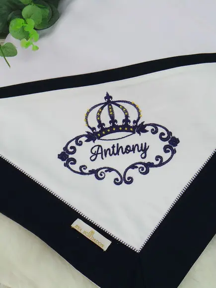 Cueiro bordado personalizado coroa