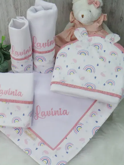 Kit Enxoval Bebê Arco Íris Incluso Nome do Bebê