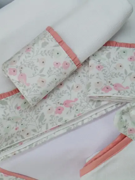 Kit Enxoval Bebê Flores e Passarinhos Incluso Nome do Bebê