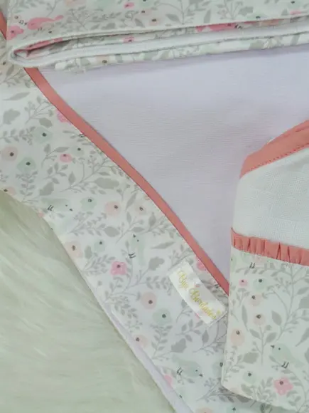Kit Enxoval Bebê Flores e Passarinhos Incluso Nome do Bebê