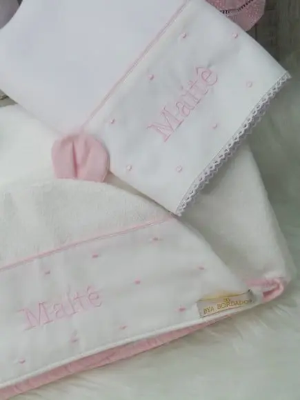 Kit Enxoval Bordado Toalha e Fraldas Poá