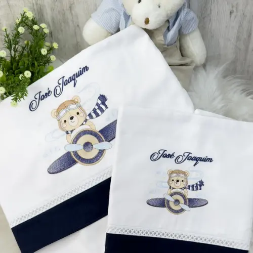 Kit Lençol Berço Bordado Urso Aviador