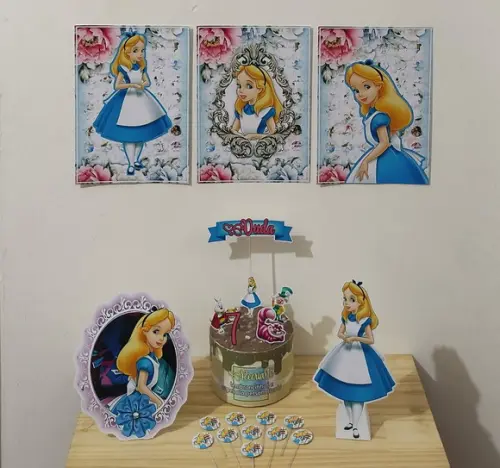 Kit Só Um Bolinho Tema Alice no País das Maravilhas.