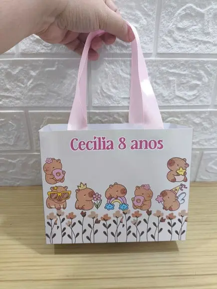 Sacola Surpresa Tema Capivara "qlq. Tema"