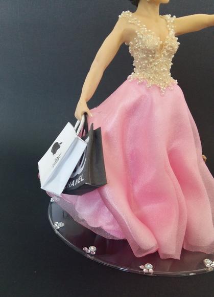 Debutante com Sacolas de Compras