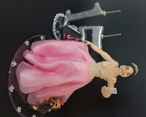 Debutante com Sacolas de Compras