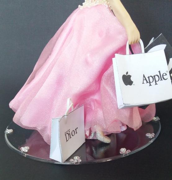 Debutante com Sacolas de Compras