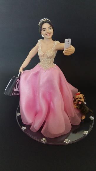 Debutante com Sacolas de Compras