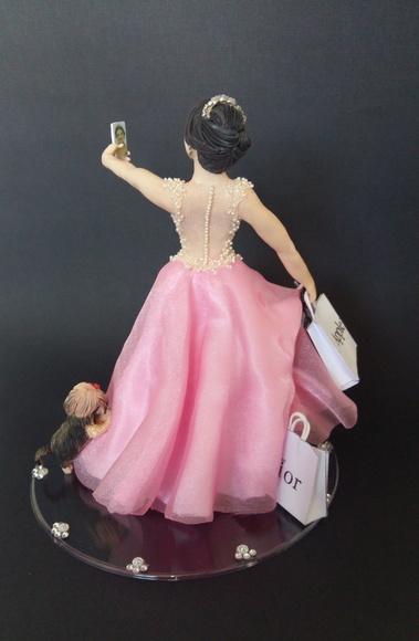 Debutante com Sacolas de Compras