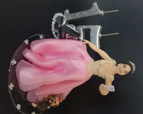 Debutante com Sacolas de Compras