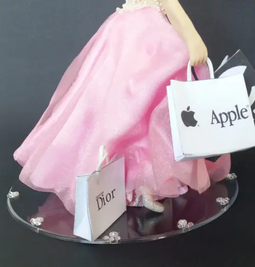 Debutante com Sacolas de Compras