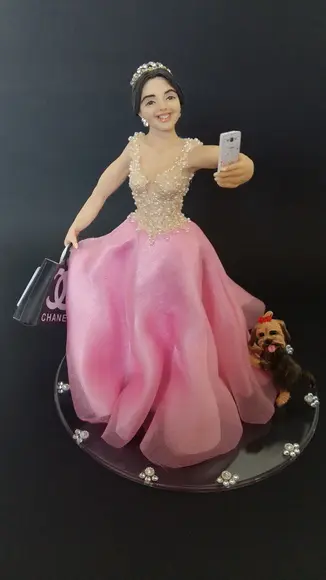 Debutante com Sacolas de Compras