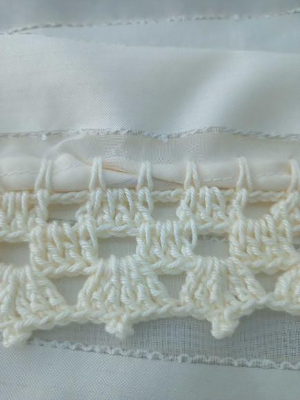 Caminho de Mesa Organza com Crochê
