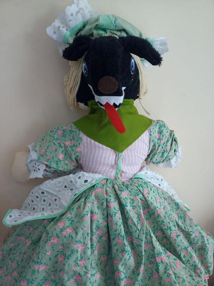 Boneca 3 em 1 Chapeuzinho Vermelho, Vovó,lobo