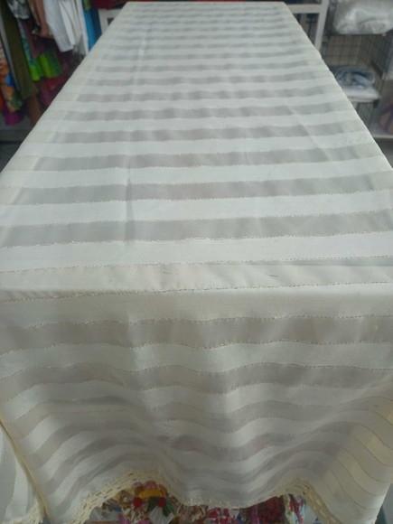 Caminho de Mesa Organza com Crochê
