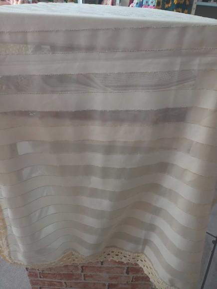 Caminho de Mesa Organza com Crochê