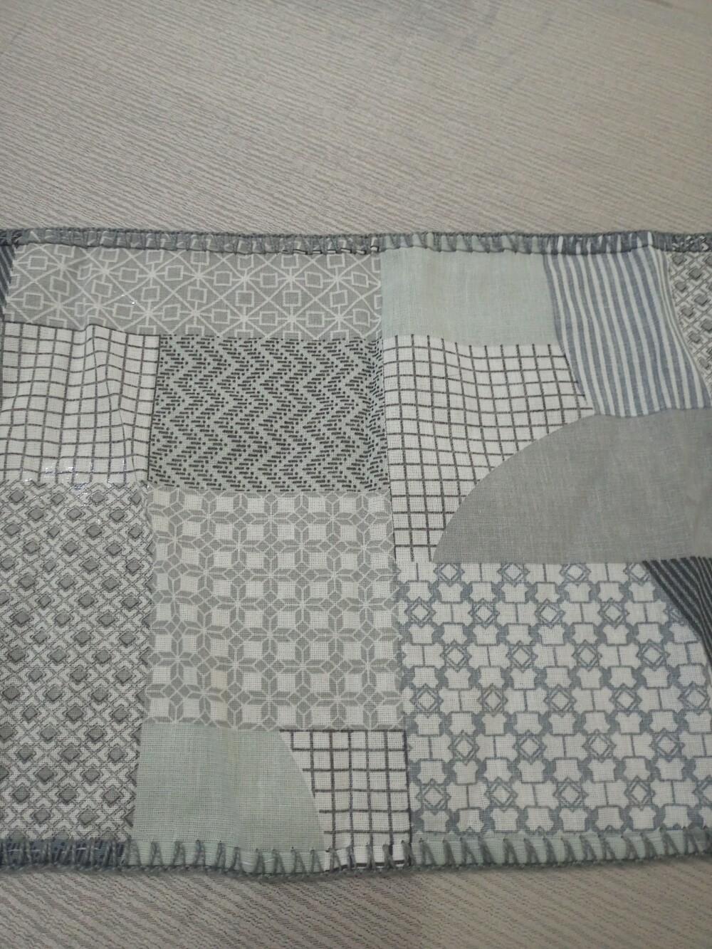 Caminho de mesa em tecido com crochê