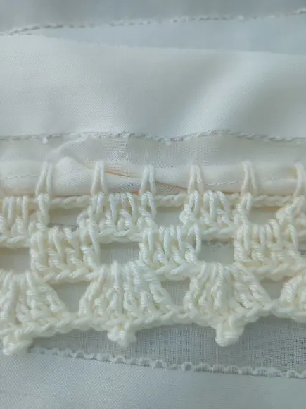 Caminho de Mesa Organza com Crochê