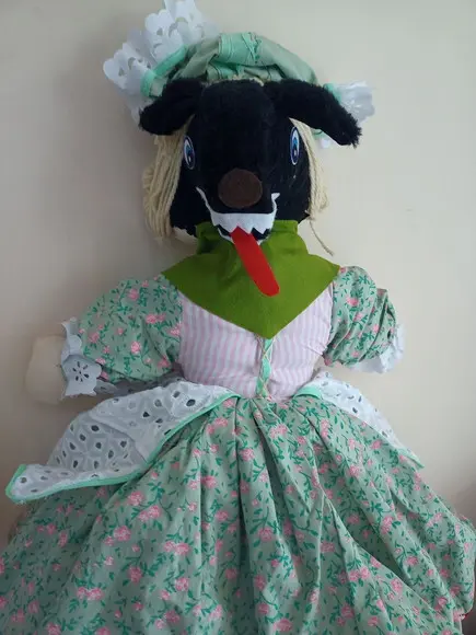 Boneca 3 em 1 Chapeuzinho Vermelho, Vovó,lobo