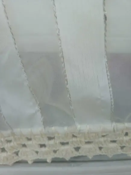 Caminho de Mesa Organza com Crochê