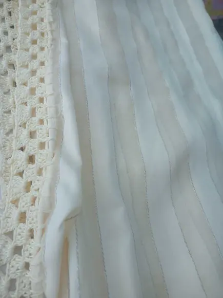 Caminho de Mesa Organza com Crochê