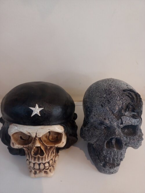 Duas caveiras decorativas pintadas a mão