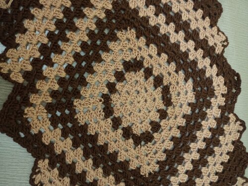 caminho de mesa bicolor em crochê cor marrom com bege