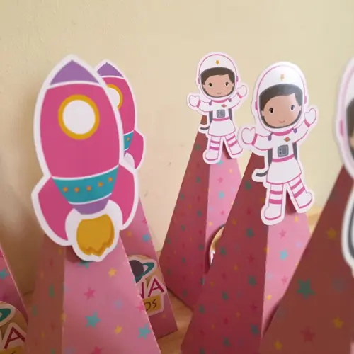 Caixa Pirâmide Astronauta Menina