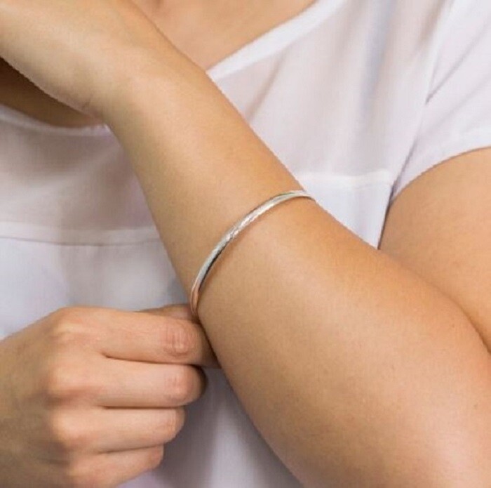 Pulseira Argola Abaolada Lisa de Prata - 4mm de Largura