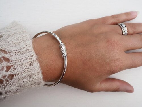 Pulseira Grossa de Prata com 8 Argolinhas