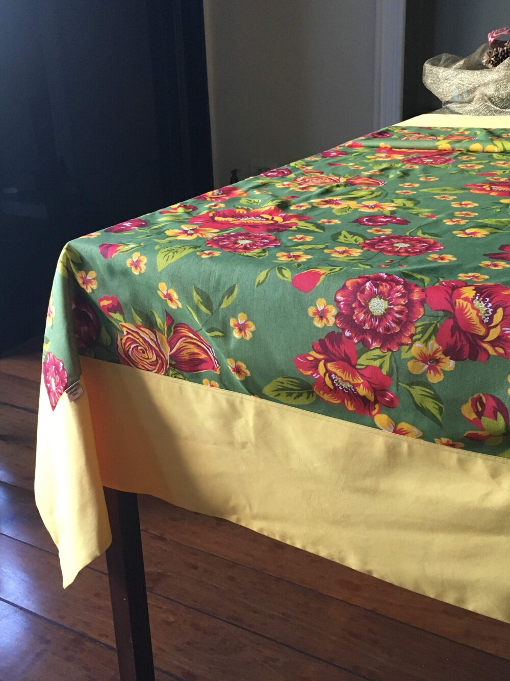 Toalha de Mesa de Chita com barrado e forro em Tricoline - 6 Luga