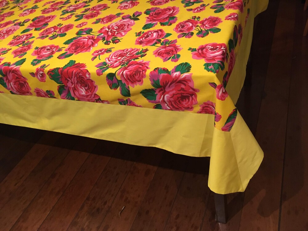 Toalha de Mesa de Chita com barrado e forro em Tricoline - 6 Luga