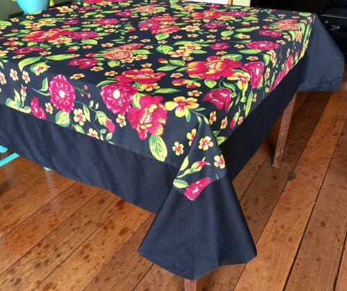 Toalha de Mesa de Chita com barrado e forro em Tricoline - 6 Luga