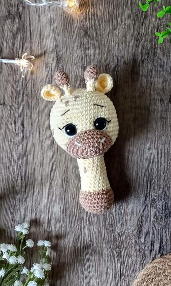 Chocalho Girafa Hugo Amigurumi