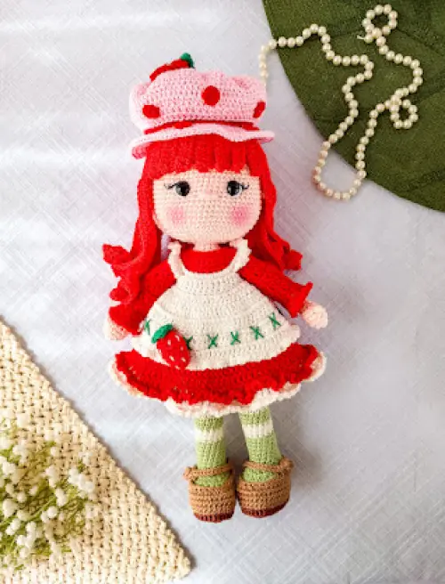 Boneca Moranguinho de crochê Amigurumi