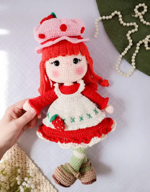 Boneca Moranguinho de crochê Amigurumi