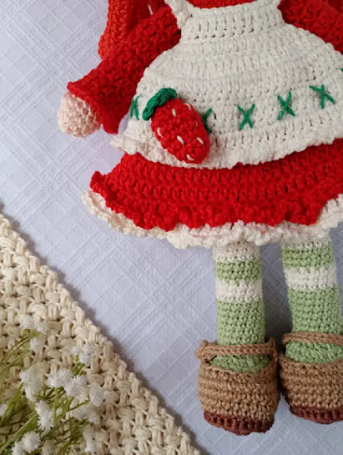 Boneca Moranguinho de crochê Amigurumi