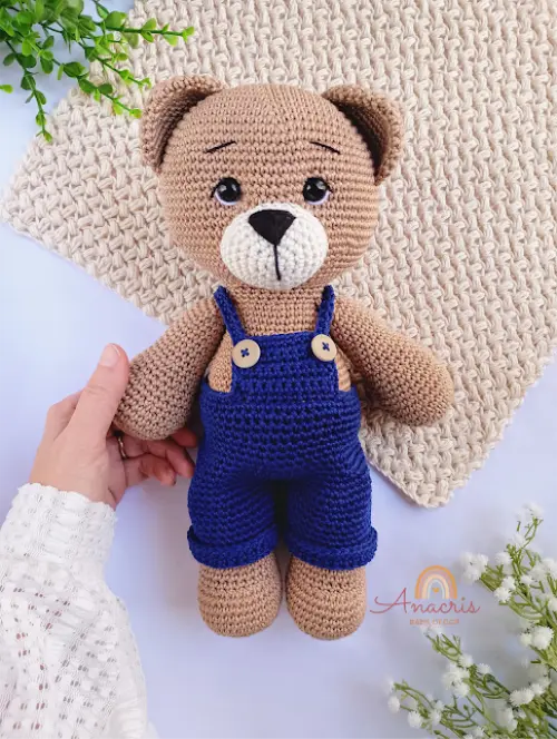 Urso de Crochê Amigurumi de Jardineira