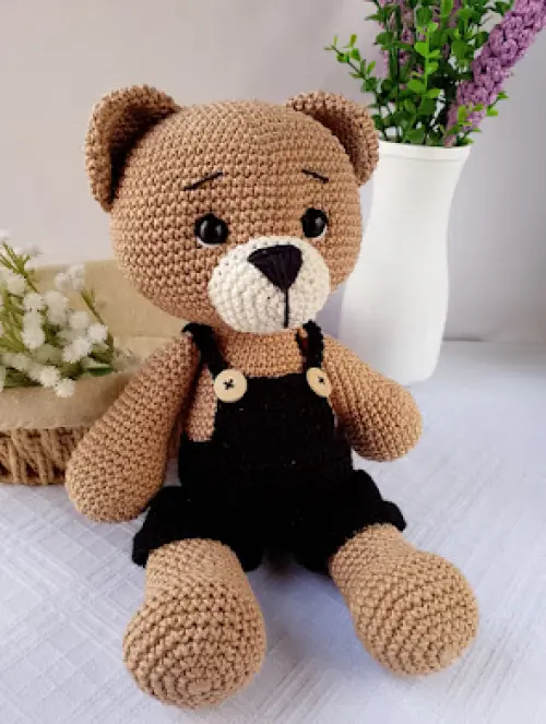 Urso de Crochê Amigurumi de Jardineira