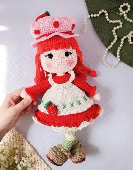 Boneca Moranguinho Amigurumi Crochê