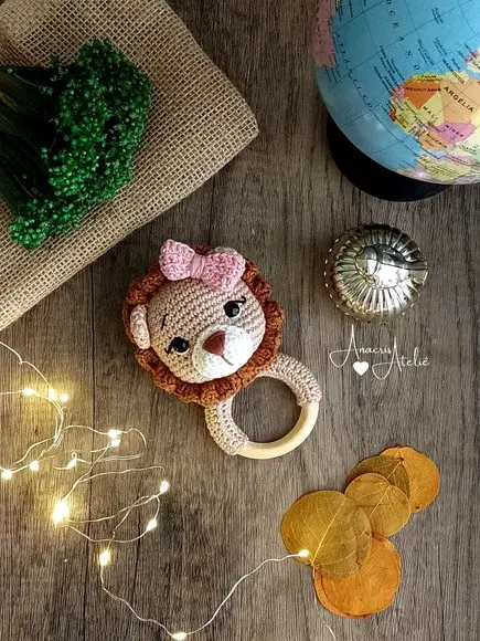 Chocalho Leoa Luiza Amigurumi