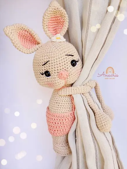 Prendedor de Cortina Coelhinha Amigurumi