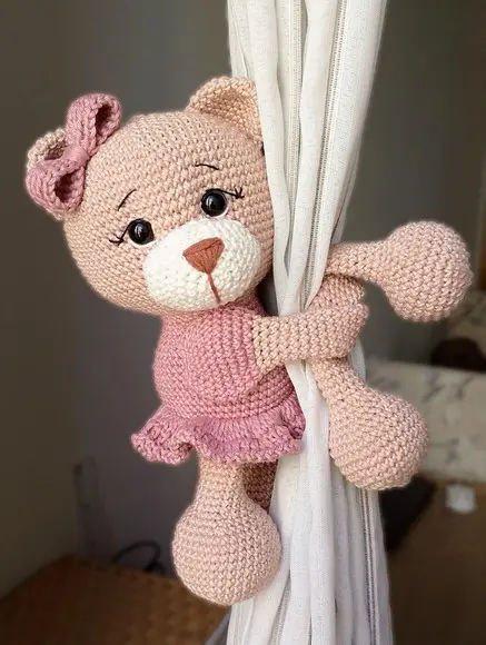 Prendedor de Cortina Ursinha Amigurumi