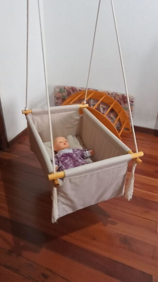 Berço Balanço Bebê Madeira e Tecido com Almofada