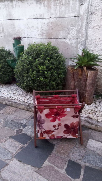 A BOLSA TRICÔ E CROCHÊ OU REVISTEIRO EM MADEIRA E TECIDO