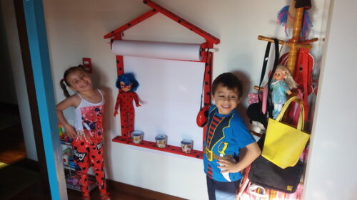 KIT CASINHA C/ LOUSA PVC C/ SUPORTE DE PAPEL PARA DESENHAR