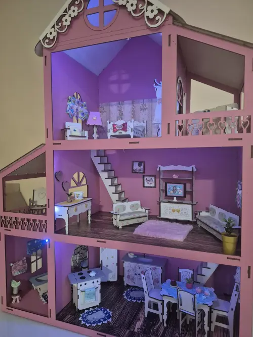 Casa casinha de bonecas com iluminação