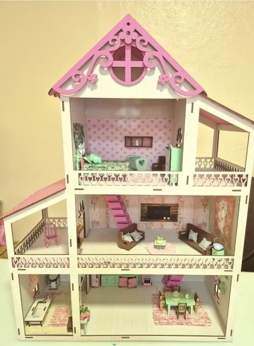 Casinha de boneca decorada com iluminação
