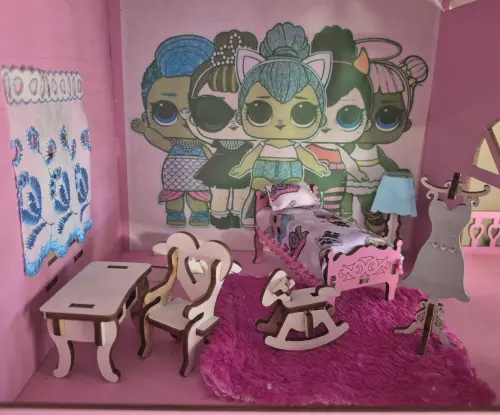 Casinha de boneca tema Lol com iluminação e decorações