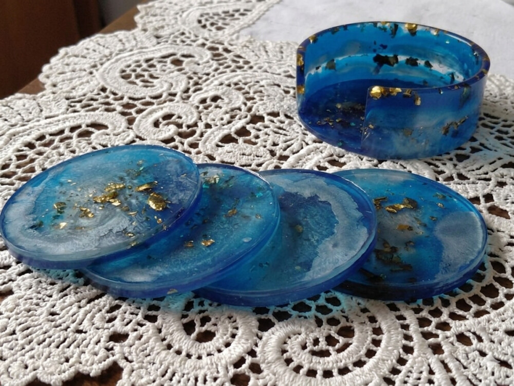 Porta-Copos em Resina Azul Marmorizado com Detalhes Dourados –